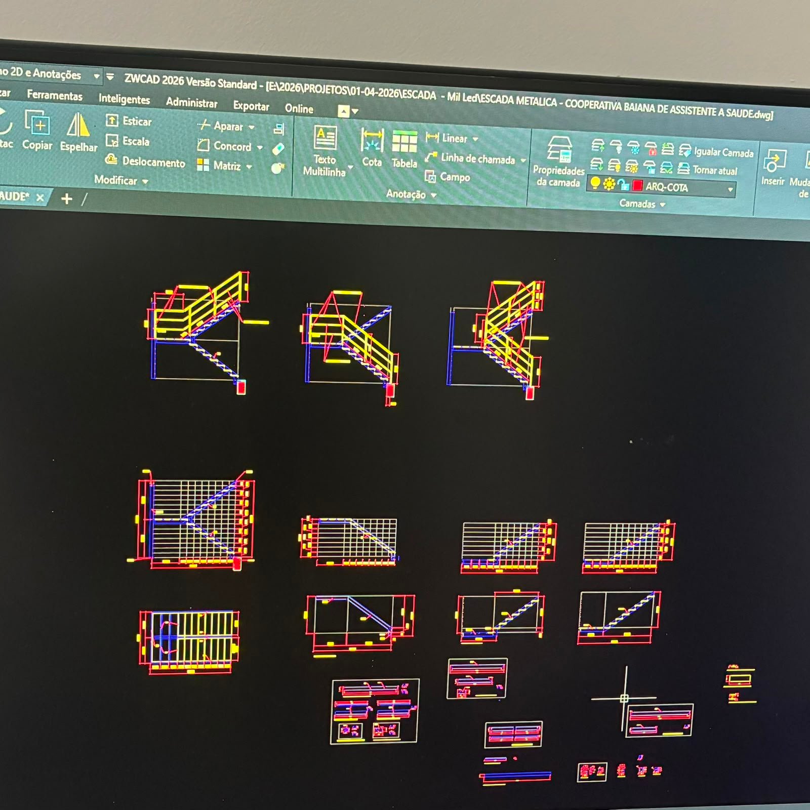 Projeto CAD de escada metálica em 3D e vistas técnicas